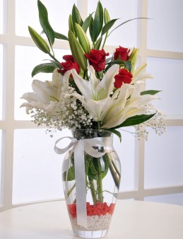 Vazoda Kırmızı Gül Beyaz Lilyum
