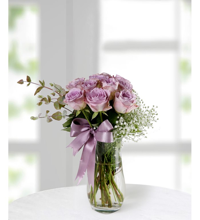 Vazoda ZARİF SADE VE ŞIK LİLA GÜLLER